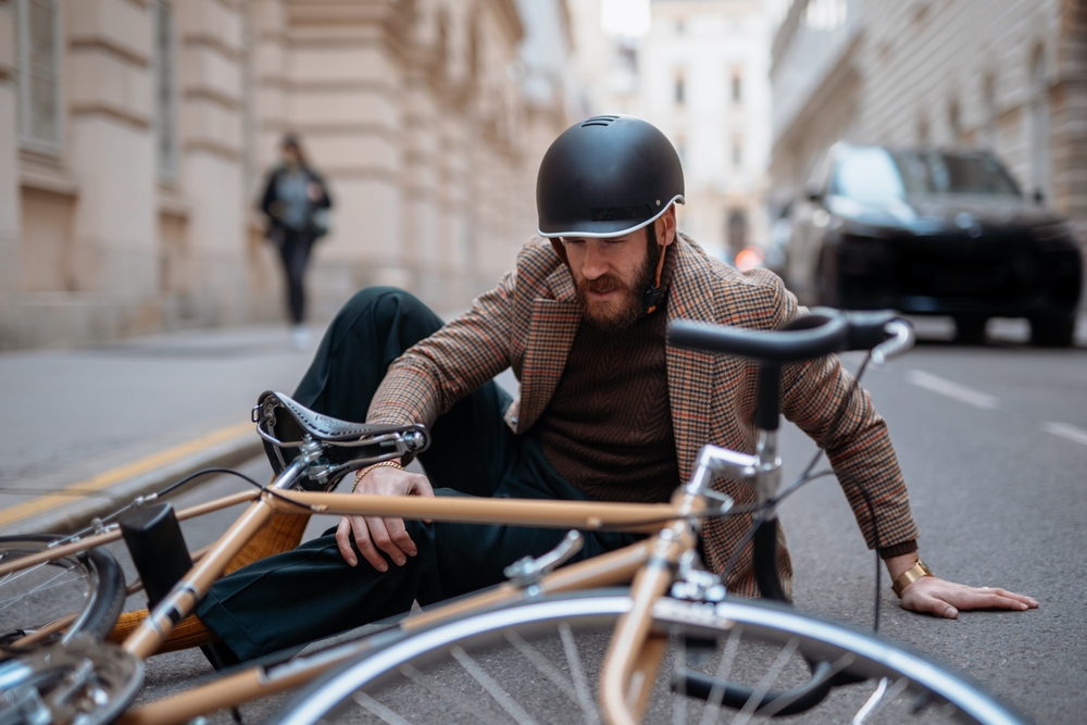 After an accident a man fell from his bicycle in Manhattan